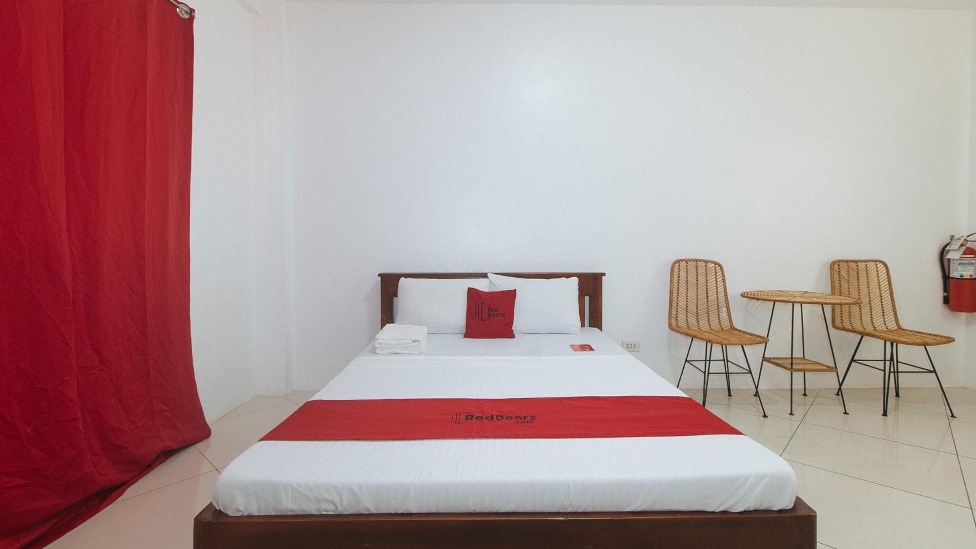 Reddoorz At Fat J Apartelle Mactan Cebu Exterior photo