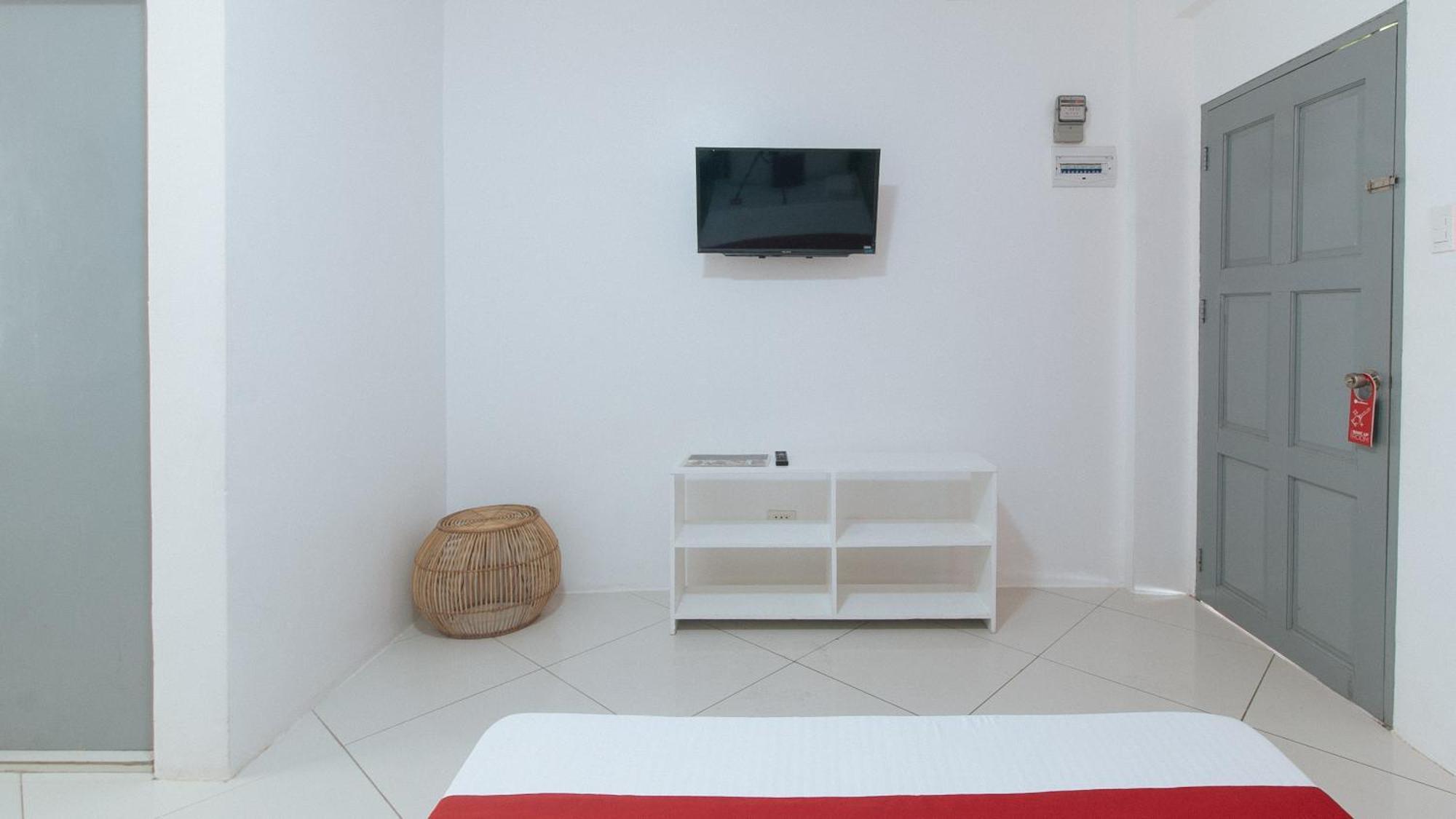 Reddoorz At Fat J Apartelle Mactan Cebu Exterior photo